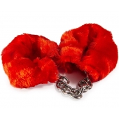 Наручники с красным искусственным мехом - Vulgar - купить с доставкой в Ноябрьске