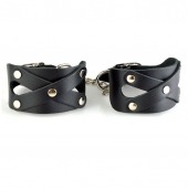 Черные кожаные наручники  Цезарь  с цепочкой на карабинах - Sitabella - купить с доставкой в Ноябрьске