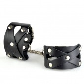 Черные кожаные наручники  Цезарь  с цепочкой на карабинах - Sitabella - купить с доставкой в Ноябрьске