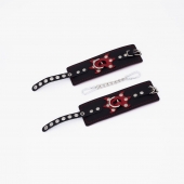 Черные кожаные наручники с красным декором и строчкой - Crazy Handmade - купить с доставкой в Ноябрьске