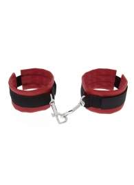 Красно-чёрные полиуретановые наручники Luxurious Handcuffs - Blush Novelties - купить с доставкой в Ноябрьске