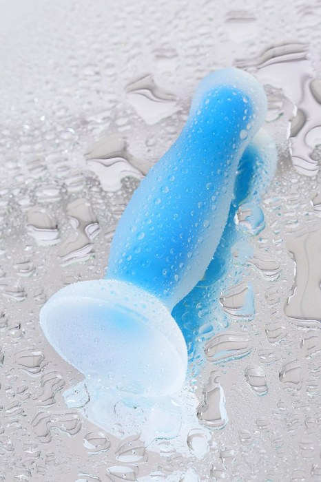 Голубая, светящаяся в темноте анальная втулка Kyle Glow - 10 см. - ToyFa